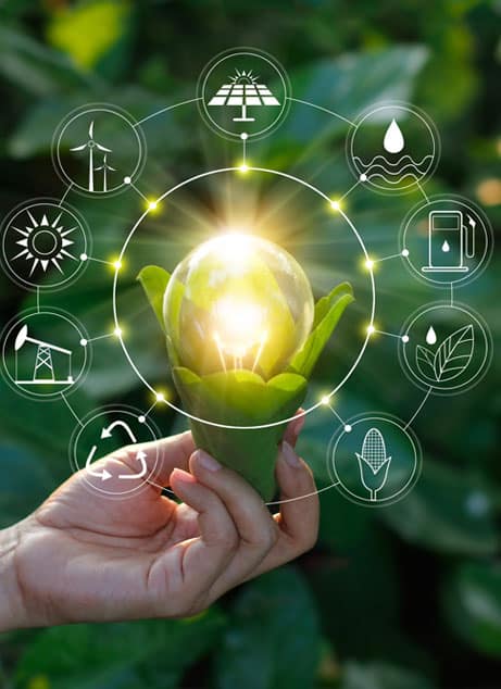 Ampoule tenue dans une main avec icônes d'énergies renouvelables - OpenUp et le soutien de la Terre
